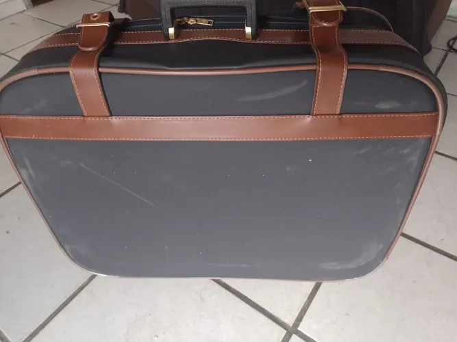 Samsonite (com acabamento em tecido escuro e detalhes em couro marrom)