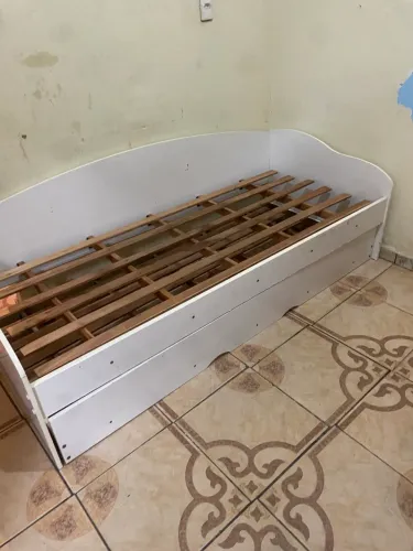 Cama de solteiro com cama auxiliar e outra auxiliar sem colchão