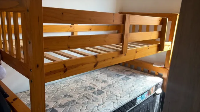 Cama de madeira