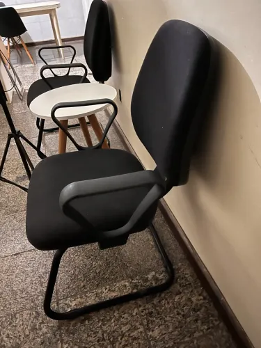 Cadeira Escritório Interlocutor Fixa Estofada Anatômica com Braço triangular 