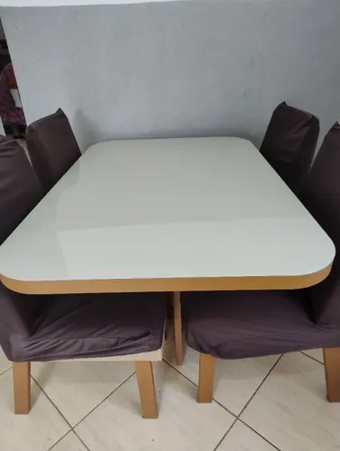 Mesa de jantar retangular com tampo de vidro
