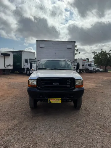 F4000 4x2 BAÚ 2004