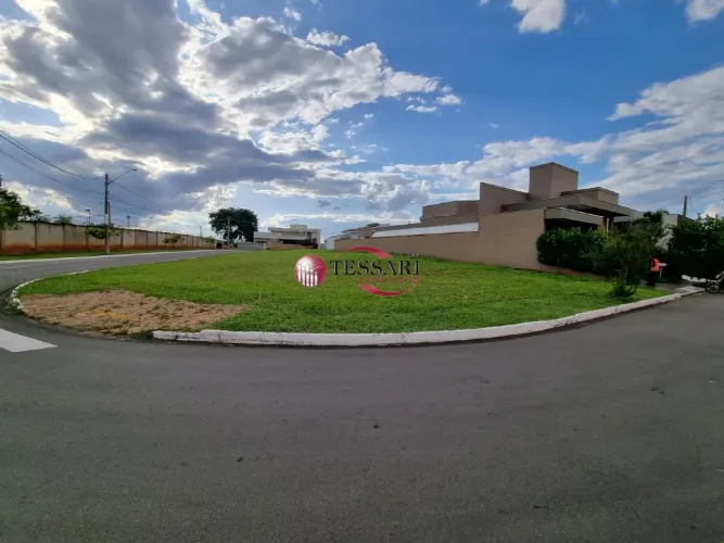 Terreno de esquina a venda, 560 m2, parte alta do condomínio, plaino, face sombra