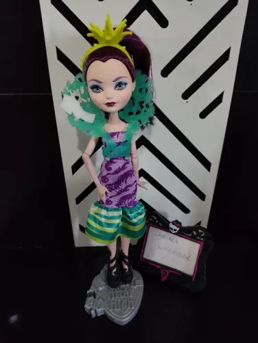 Ever After High Raven Way too Wonderland