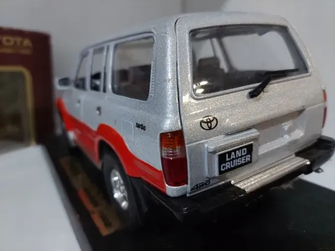 [ORIGINAL] Road Legends 1992 TOYOTA LAND CRUISER SILVER & ORANGE 1:18 diecast