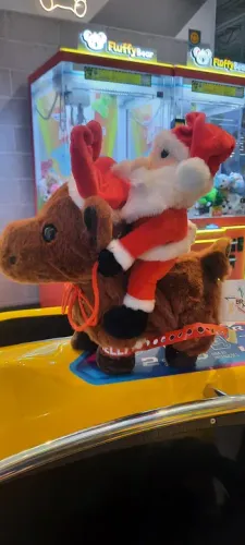 Papai Noel na Rêna de Pelúcia eletronico + Doende- Decoração Natalina
