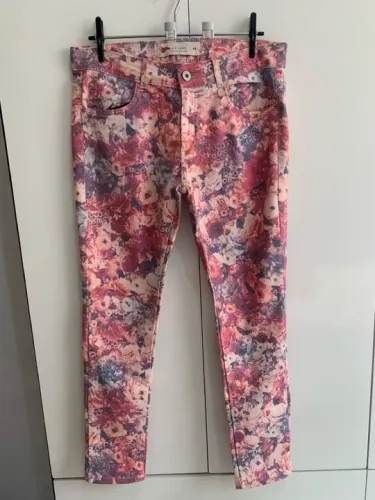 (TAM: 40-42) CALÇA JEANS FLORAL