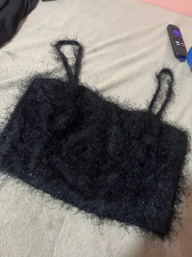 Top cropped brilhoso com tecido peludo