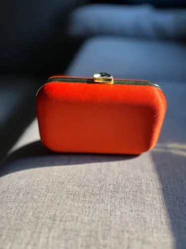 Clutch cetim coral com dourado