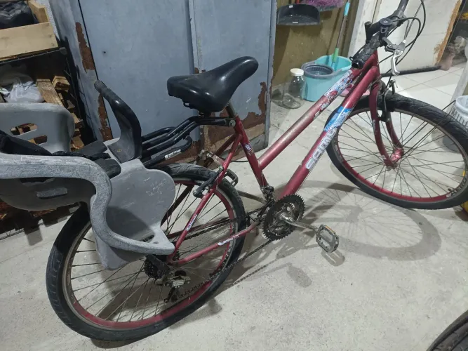 Bicicleta Samy aro 26 com marchas Shimano + cadeirinha infantil