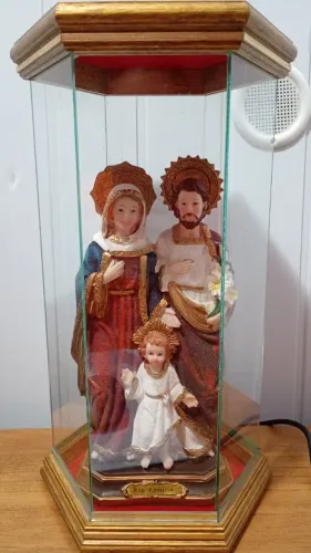 Vendo Sagrada Família em gesso