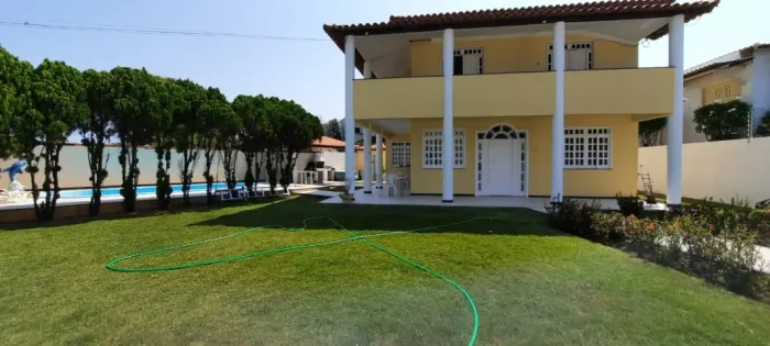 ALUGA-SE UMA BELA CASA, POR TEMPORADA, COM VARANDA, COZINHA , 2 SALAS, 4 QUARTOS, UMA SUIT