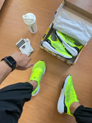 Adidas UltraBoost Neon - Novo!