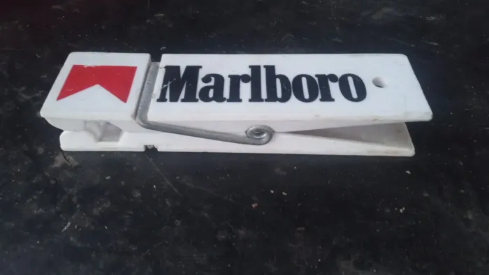 Prendedor de papel Marlboro