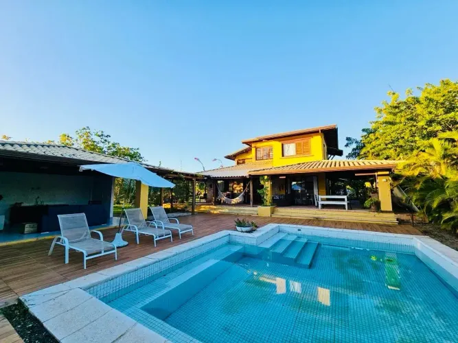 Casa à venda com 4/4 em condomínio. Imbassaí- Linha verde- Bahia.