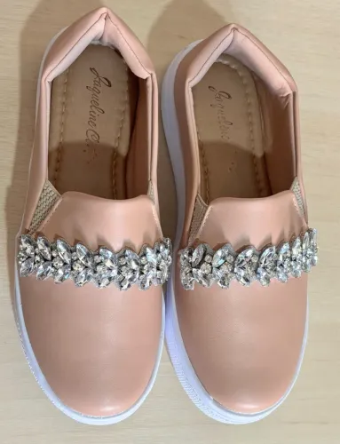 Tênis Slip On com pedrarias