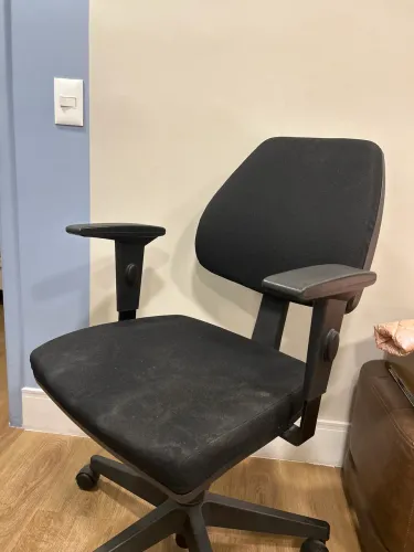 Cadeira giratória para home office com regulagem e apoio de braços