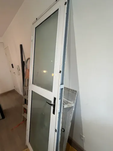 Porta de metal branca com vidros 2,10m x 0,8m