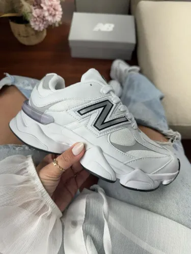 New Balance 9060 - Branco com detalhes em cinza