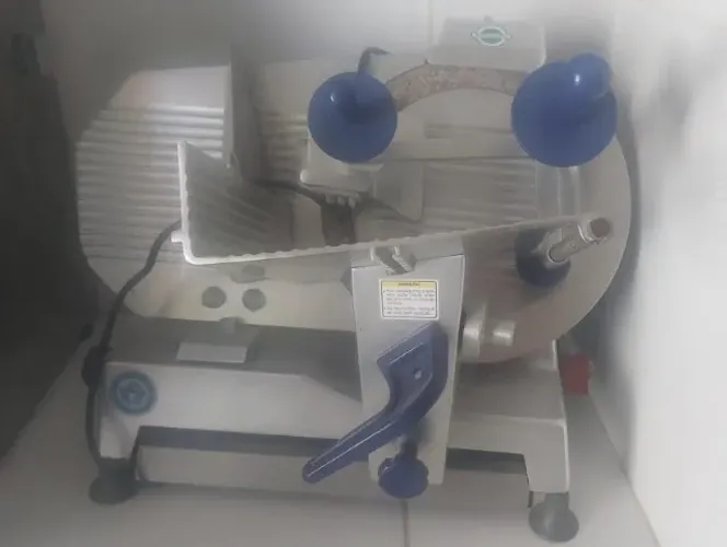Cortador de Frios Gural GLP 300 Aço Anodizado com seletor de voltagem