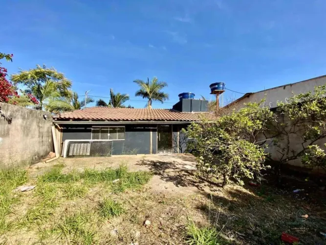 Casa em lote de 500m² próxima à avenida principal do Bálsamo