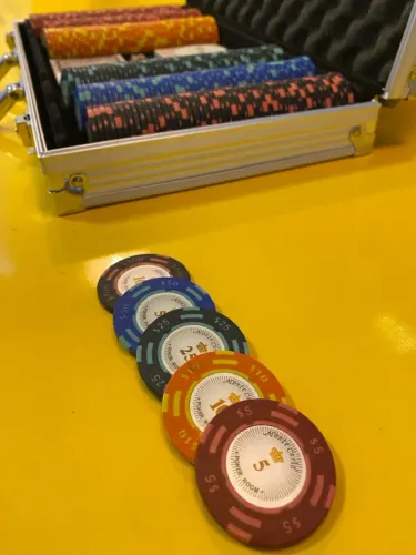 Maleta de Poker Monte Carlo 300 Fichas Cerâmica Clay + Baralhos e Dados Profissionais
