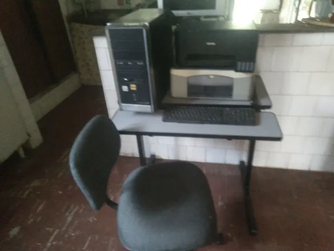 Mesa e cadeira computador