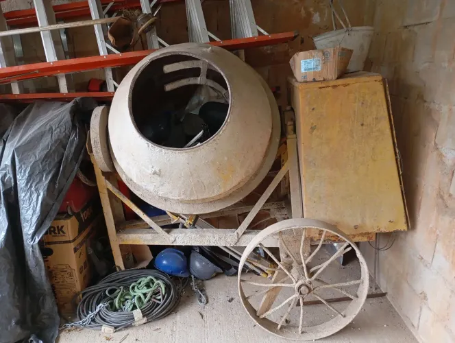 Vendo betoneira muito resistente.