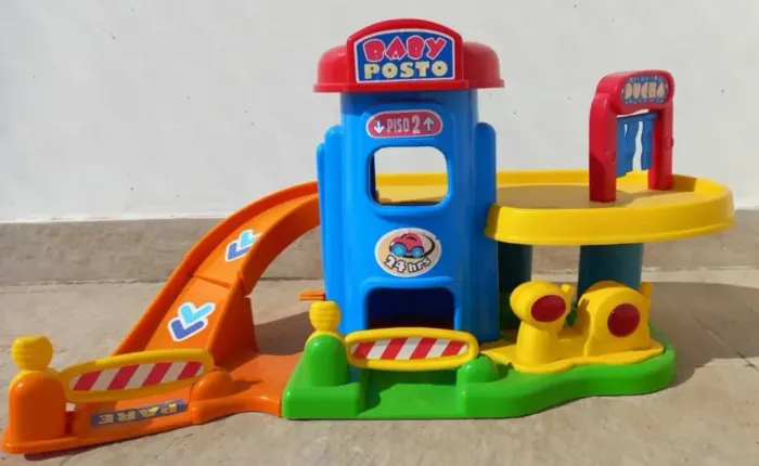 Posto de gasolina com carrinhos