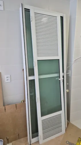 Porta de sacada em alumínio completa com esquadria 