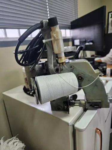 Máquina de costurar sacos reformada