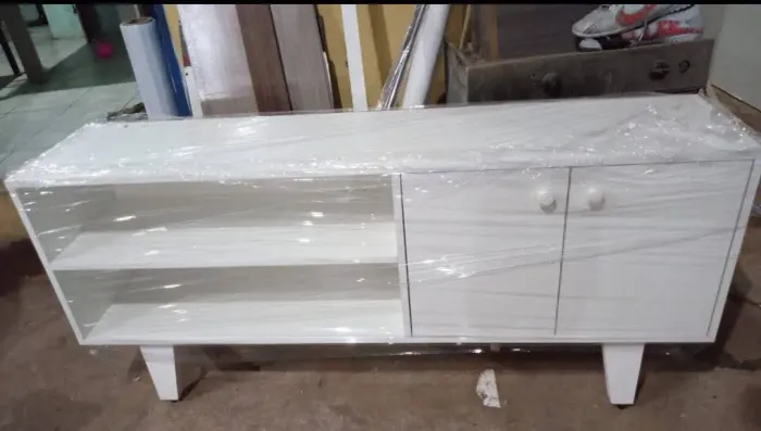 Rack branco com 2 portas e prateleiras