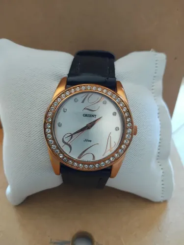 Relógio Orient Dourado com Strass e pulseira em couro