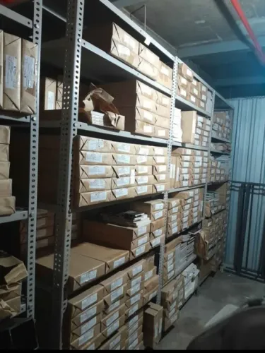 Prateleiras reforçadas e seminovas