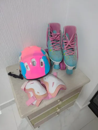 Patins Ajustável (31 ao 34) Rosa + Capacete e Joelheira