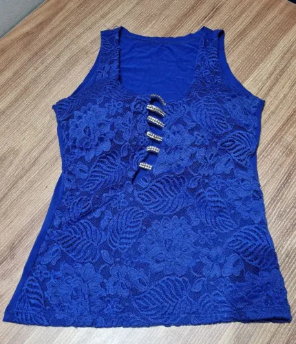 Blusa azul com bojo, renda e brilho