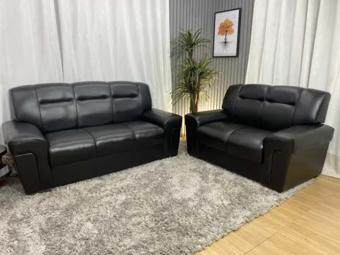 Conjunto de Sofá 2 e 3 Lugares em Corino Preto