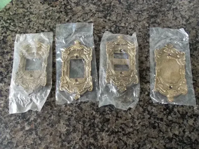 4 espelhos de tomada novos de estoque antigo, estilo colonial de plastico!
