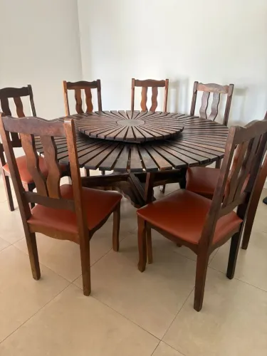 Conjunto de mesa e buffet de madeira maciça