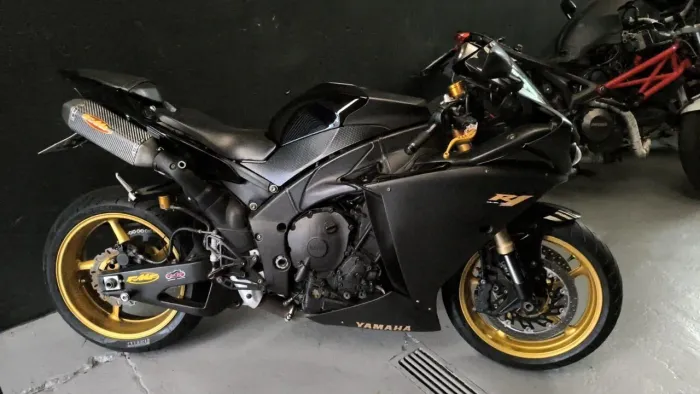 Yamaha R1 1000
