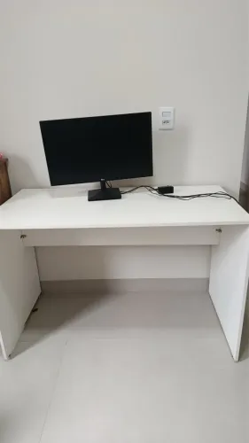 Vendo Mesa planejada com Monitor em excelente estado. Ganha a cadeira de brinde. 