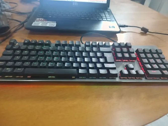 Teclado mecânico gamer funcionando perfeitamente