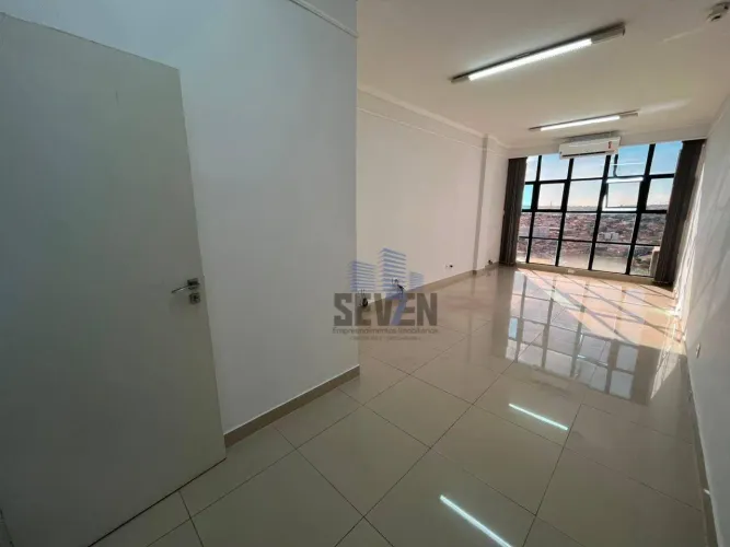Sala Comercial à Venda no Centro de Bauru  30 m², Reformada e com Vista da Cidade