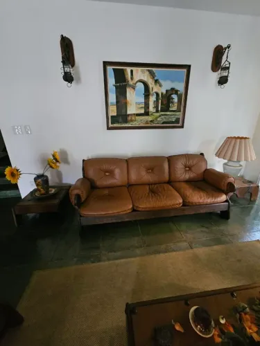 Sofá de Couro e Madeira Maciça 3 Lugares