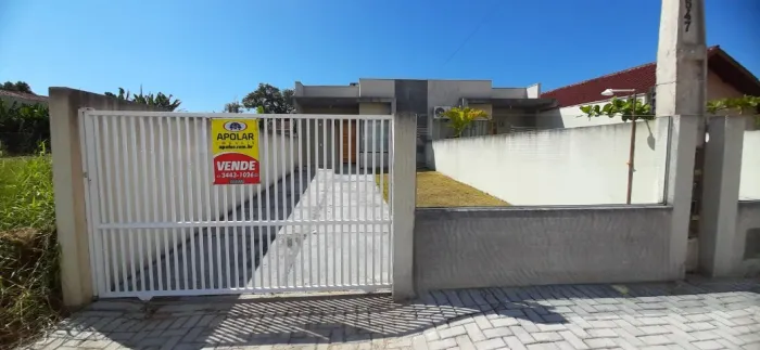 Vende casa com 3 dormitório sendo 1 suíte em Itapoá/SC