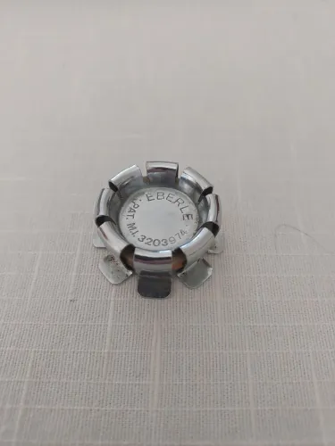 Antiga tampa, em inox, para garrafas de vidro