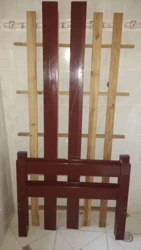 Cama para solteiro(a) de madeira em bom estado.