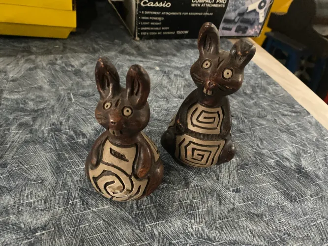Escultura barro par de coelhos