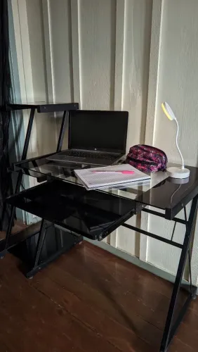 Mesa Escrivaninha preta de Vidro Temperado com Estante Lateral Embutida