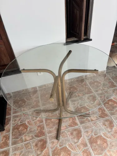 Pra vender logo - Mesa Redonda de Vidro 106cm - Estrutura Metálica - Usada